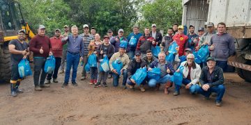 PREFEITO DE TUNAS FAZ ENTREGA DE EPIS AOS FUNCIONÁRIOS DA SECRETARIA DE OBRAS DO MUNICIPIO.