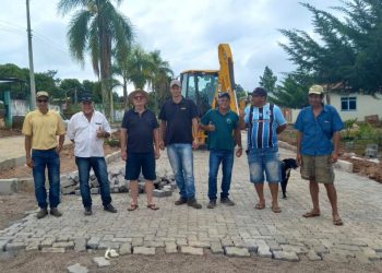 PREFEITO EM EXERCÍCIO VISITA OBRAS DO CALÇAMENTO EM LINHA APARECIDA.