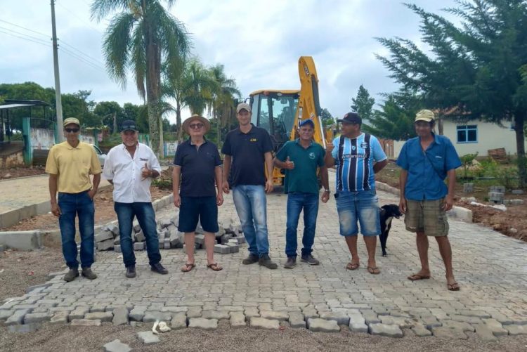 PREFEITO EM EXERCÍCIO VISITA OBRAS DO CALÇAMENTO EM LINHA APARECIDA.