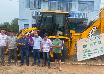 TUNAS ADQUIRE RETROESCAVADEIRA COM RECURSOS DO DEPUTADO GIOVANI CHERINI E CONTRAPARTIDA PRÓPRIA.
