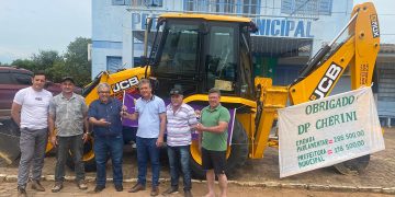 TUNAS ADQUIRE RETROESCAVADEIRA COM RECURSOS DO DEPUTADO GIOVANI CHERINI E CONTRAPARTIDA PRÓPRIA.