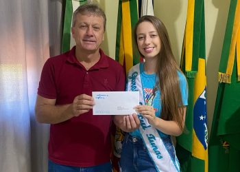 PREFEITO RECEBE REPRESENTANTE DE TUNAS NA FINAL DO GAROTA JACUÍ 2023.