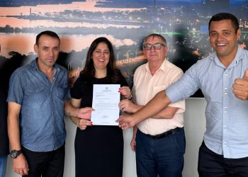 SECRETÁRIO DE ADMINISTRAÇÃO E SERVIDORES BUSCAM RECUROS EM PORTO ALEGRE.