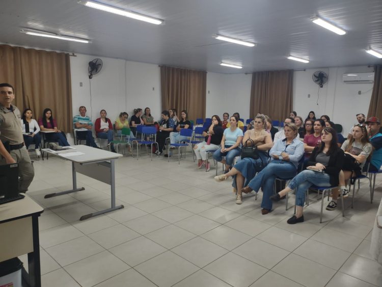 BRIGADA MILITAR DE TUNAS REALIZA FORMAÇÃO PARA PROFESSORES E FUNCIONÁRIOS.