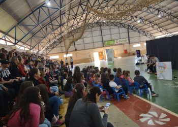 SICREDI PROPORCIONA TARDE DE TEATRO PARA ALUNOS.