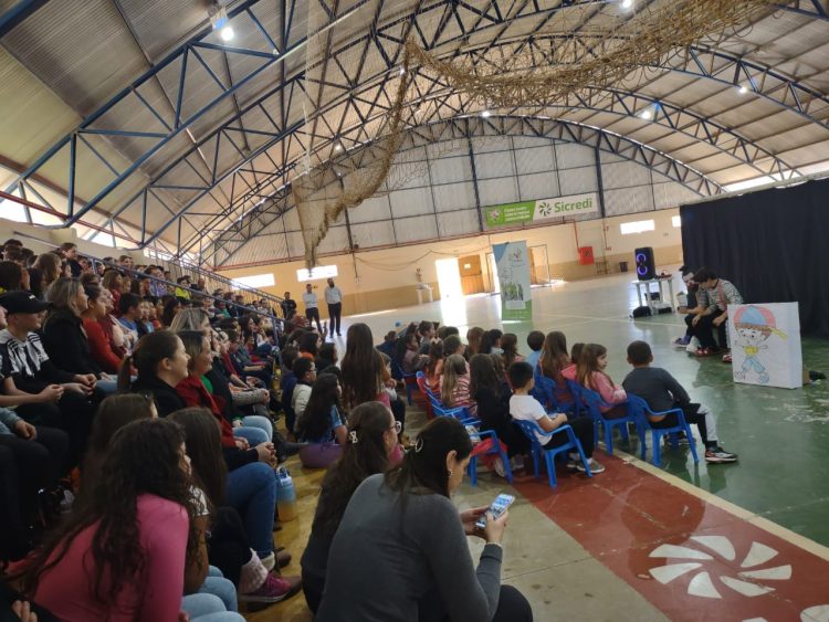 SICREDI PROPORCIONA TARDE DE TEATRO PARA ALUNOS.