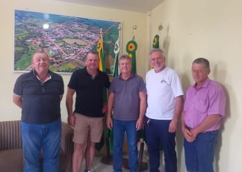 PREFEITO PAULO HENRIQUE REUTER RECEBE A VISITA DE DELMAR SCHANE, ASSESSOR DO DEPUTADO FEDERAL MARCELO MORAES.