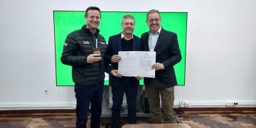 ASSINATURA DE CONVÊNIO RECUPERAÇÃO DE ESTRADAS.