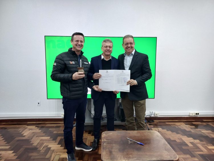 ASSINATURA DE CONVÊNIO RECUPERAÇÃO DE ESTRADAS.