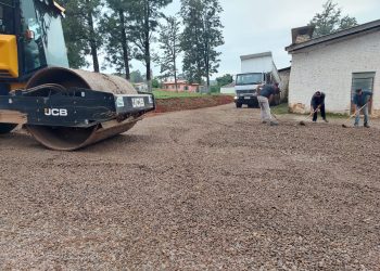 ADMINISTRAÇÃO MUNICIPAL REALIZA MELHORIAS COM BRITAGEM.