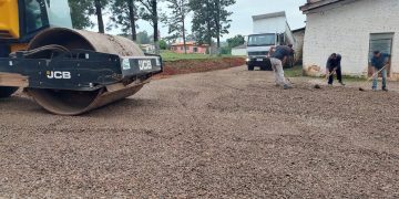 ADMINISTRAÇÃO MUNICIPAL REALIZA MELHORIAS COM BRITAGEM.