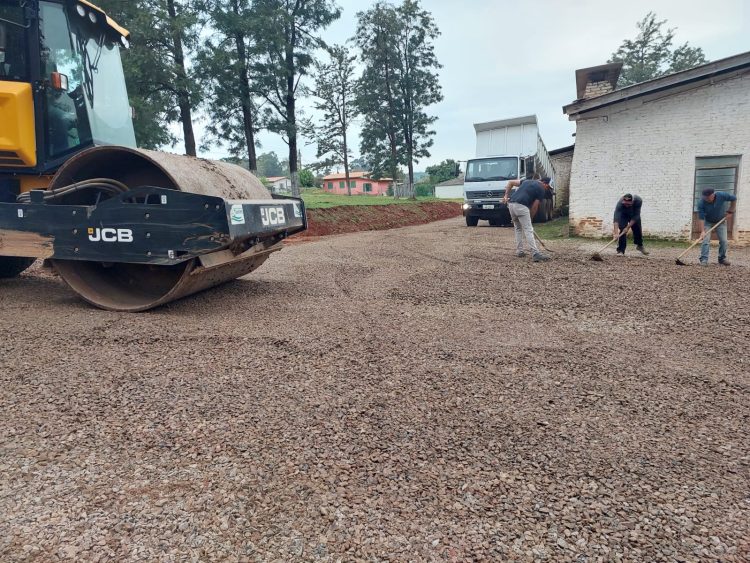 ADMINISTRAÇÃO MUNICIPAL REALIZA MELHORIAS COM BRITAGEM.