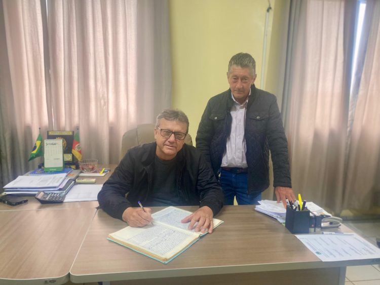 PREFEITO MUNICIPAL PAULO HENRIQUE REUTER REASSUME CARGO APÓS FÉRIAS.