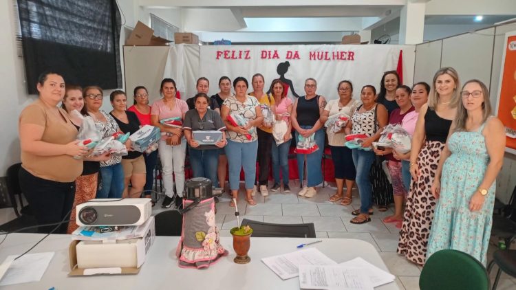 Secretaria de Educação realiza entrega de Equipamentos de Proteção Individual (EPIs) para servidores da rede municipal